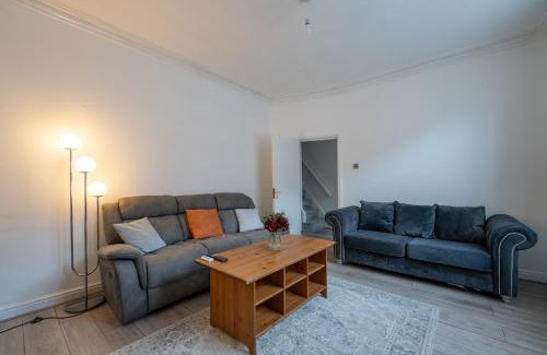 Rochdale Apartment | Spacious 5 bedroom house