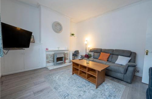 Rochdale Apartment | Spacious 5 bedroom house