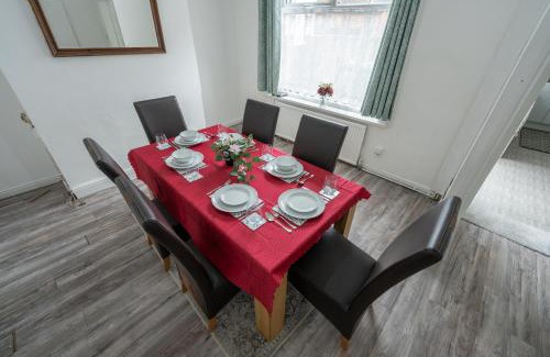 Rochdale Apartment | Spacious 5 bedroom house