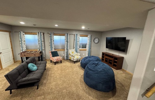 Cowley House | Spacious 5-bedroom house in charming Cowley with AC and a view of the Pryor Mtns