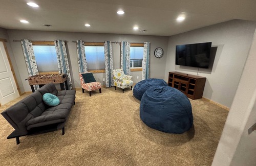 Cowley House | Spacious 5-bedroom house in charming Cowley with AC and a view of the Pryor Mtns