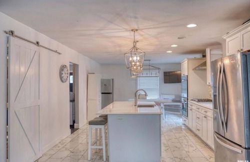 Marion House | Spacious 5-bedroom house with large outdoor space and 4800 sq ft barn in Marion