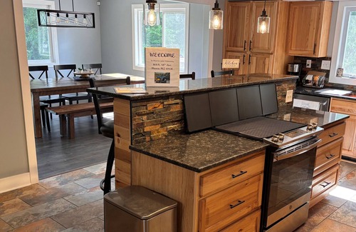 Mears House | Spacious 5-bedroom house with AC & WiFi overlooking peaceful Morris Lake