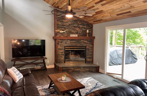 Mears House | Spacious 5-bedroom house with AC & WiFi overlooking peaceful Morris Lake