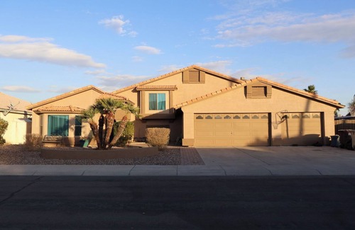 Peoria House | Spacious 5-bedroom house with pool and jacuzzi, in welcoming Peoria