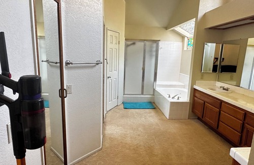 Walnut House | Spacious 5-bedroom house in pleasant Walnut with WiFi, AC