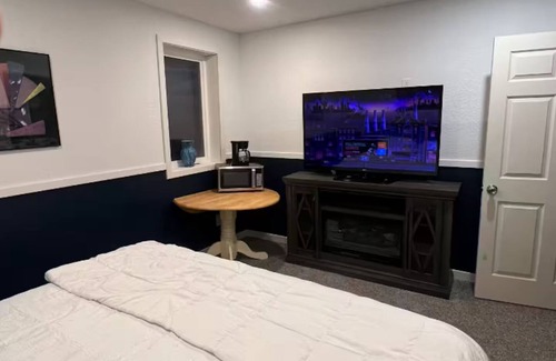 College Cabin | Spacious 5-bedroom lodge in tranquil Fairbanks with WiFi. Close to UAF.