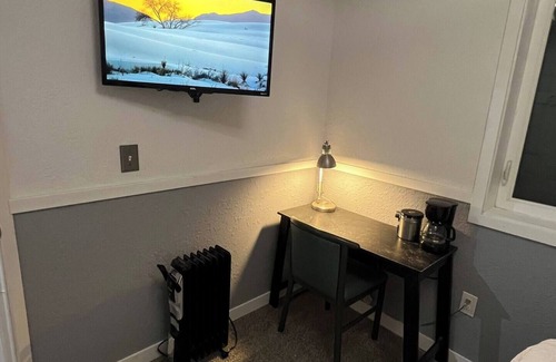 College Cabin | Spacious 5-bedroom lodge in tranquil Fairbanks with WiFi. Close to UAF.