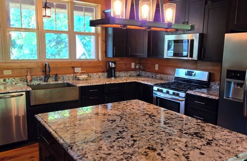 Lancaster House | Spacious 5-bedroom Lodge 5 minutes to Center Hill Lake nSleeps 12 *New Listing*