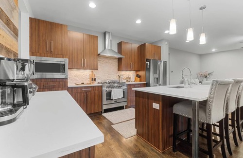 Regis House | Spacious 5-bedroom on Golf Course with Hot Tub Deck and Mountain Views