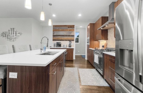 Regis House | Spacious 5-bedroom on Golf Course with Hot Tub Deck and Mountain Views