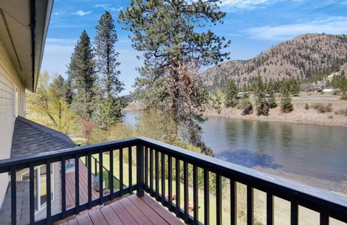 Superior House | Spacious 5 bedroom Riverfront Retreat Hot Tub, Sauna & Family Fun, WiFi & More!