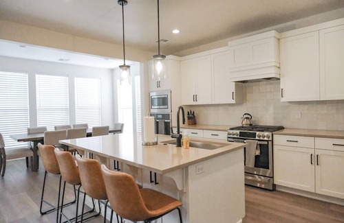 Washington House | Spacious 5-bedroom townhome with WiFi and AC in Pleasant Washington- sleeps 17!