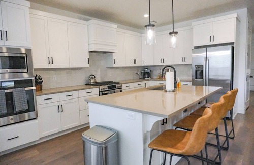 Washington House | Spacious 5-bedroom townhome with WiFi and AC in Pleasant Washington- sleeps 17!