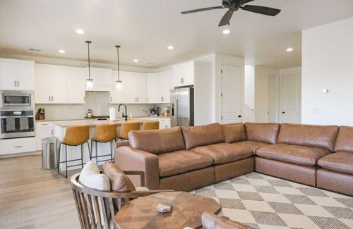 Washington House | Spacious 5-bedroom townhome with WiFi and AC in Pleasant Washington- sleeps 17!