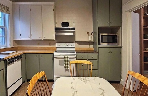 Damariscotta House | Spacious 5-bedrooms on dead end street. WiFi, AC. Walk to charming Damariscotta.