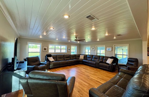 Wilburn Other | Spacious 5-bedroom farmhouse, Horse Drawn Wagon Rides, Fishing,Game Room