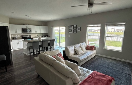 Winter Haven House | Spacious 5-bedroom house in lovely Winter Haven with a stunning lake view.