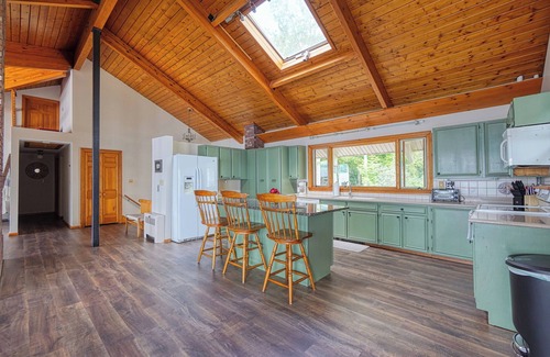 Sidney House | Spacious 5-bedroom waterfront house in lovely Sidney with WiFi, AC