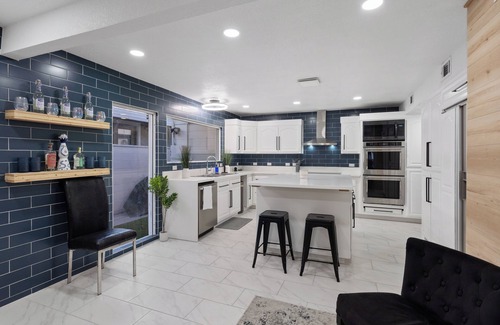 Las Vegas House | Spacious 5-bedroom with POOL in vibrant Las Vegas with WiFi, AC