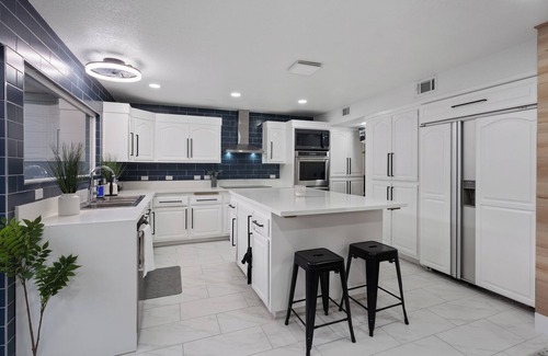 Las Vegas House | Spacious 5-bedroom with POOL in vibrant Las Vegas with WiFi, AC
