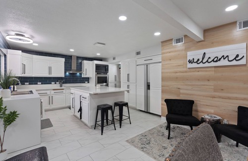 Las Vegas House | Spacious 5-bedroom with POOL in vibrant Las Vegas with WiFi, AC