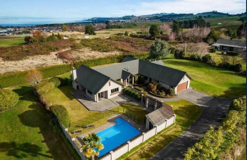 Nukuhau House | Spacious 5-Star Home with Pool
