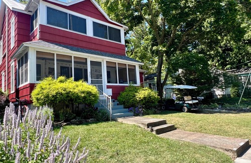Lakeside House | Spacious 5 Bedroom House On Double Lot In Lakeside One Block From The Lake!