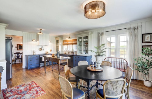 Gordonville House | Spacious 5bdrm house with AC and WiFi/Family Friendly/Fire Pit/HOT TUB