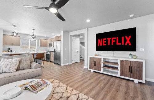 Nampa House | Spacious 5BR - Gamer Room - Hot Tub & Basketball