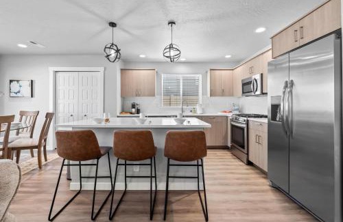 Nampa House | Spacious 5BR - Gamer Room - Hot Tub & Basketball