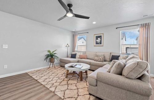 Nampa House | Spacious 5BR - Gamer Room - Hot Tub & Basketball