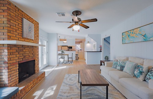 Spring Branch West House | Spacious 5BR Home - Near Energy Corridor - Sleeps 14 - Pet friendly