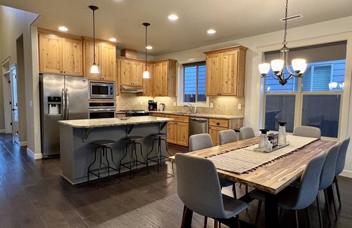 Vancouver House | Spacious 5BR Retreat, Hot Tub, Sleeps 12, Pets