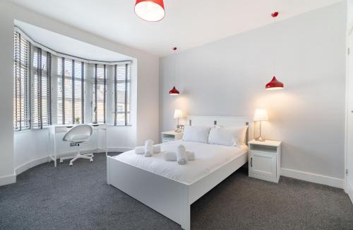 Peterborough House | Spacious 5BR, Sleeps 10 Guests in City Centre