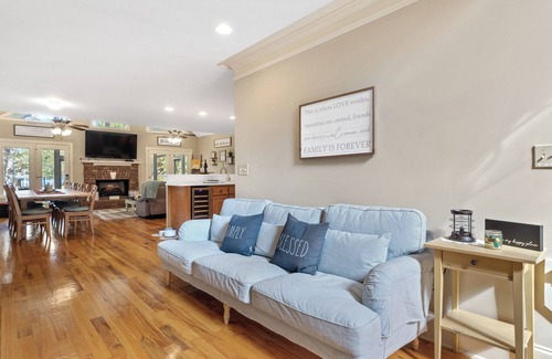 Eatonton House | Spacious 6-Bed Lakefront Retreat 2 King Ensuites, Screened Porch & Amenities