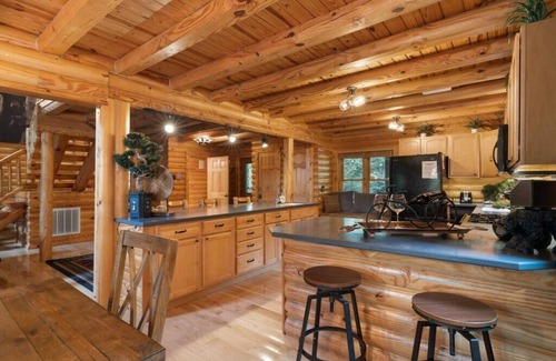 Skyland Cabin | Spacious 6-bedroom lodge in lovely Hendersonville