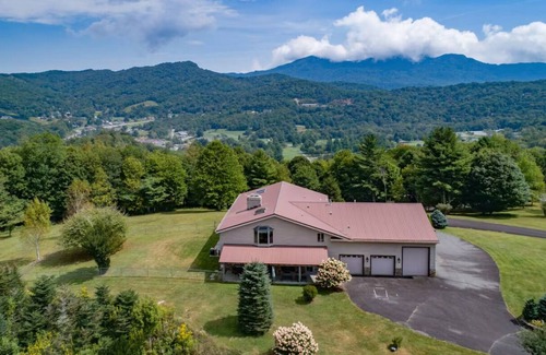 Sugar Mountain House | Spacious 6-bedroom house Sugar MTN Mansion 1mi to slope Hot Tub GrandfatherViews