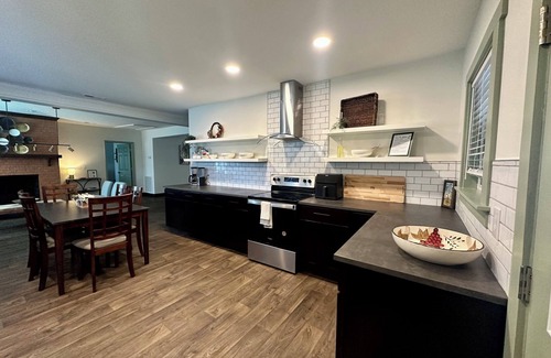 High Point House | Spacious 6-bedroom 4-bathroom House High Point Emerywood