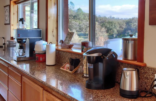 Ahwahnee House | Spacious 6-bedroom Estate with Private Lake, near Yosemite