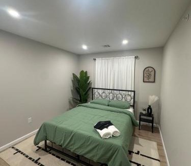 Ampere Apartment | Spacious 6 Bedroom Home with NYC Access & Parking!