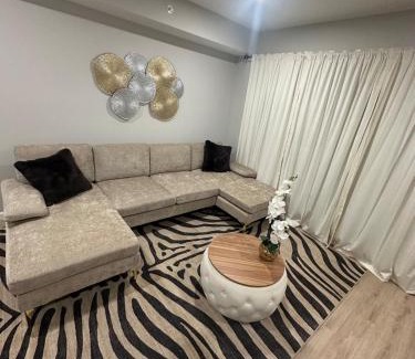 Ampere Apartment | Spacious 6 Bedroom Home with NYC Access & Parking!