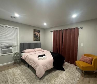 Ampere Apartment | Spacious 6 Bedroom Home with NYC Access & Parking!