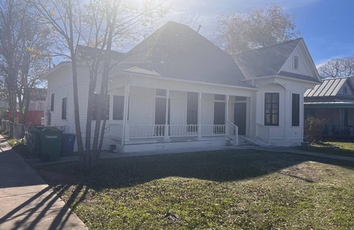 Government Hill House | Spacious 6-bedroom house with WiFi and AC in welcoming San Antonio