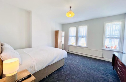Southend-on-Sea Hotel | Spacious 6 double-bed rooms opposite C2C Southend
