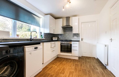 Newcastle-upon-Tyne House | Spacious 6 Bedroom in Forest Hall Modern Comfort with Excellent Transport Links