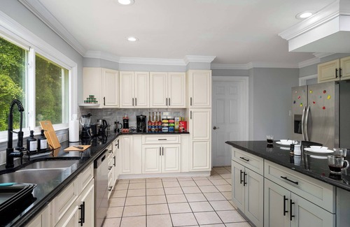 White Plains House | Spacious 6BR Getaway, Game Room, Firepit, NYC