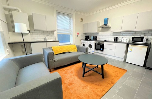 Sheffield House | Spacious 6BR House w/Free Parking