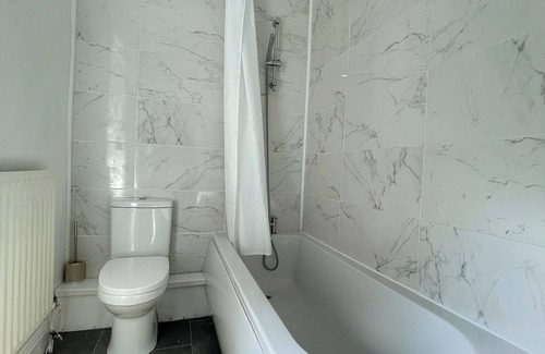 Sheffield House | Spacious 6BR House w/Free Parking