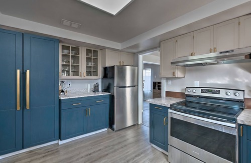 Old North Sacramento House | Spacious 7-bedroom 9 Bed house in serene Sacramento with AC, WiFi, Close to DT